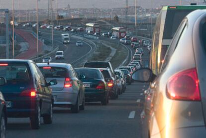 Atasco en la carretera de Colmenar Viejo (M-607) el pasado martes.