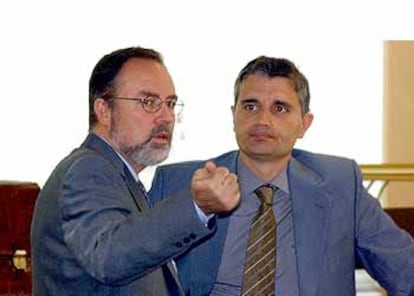En la imagen, Eduardo Tamayo junto a su abogado antes de iniciarse la primera sesión de la comisión.