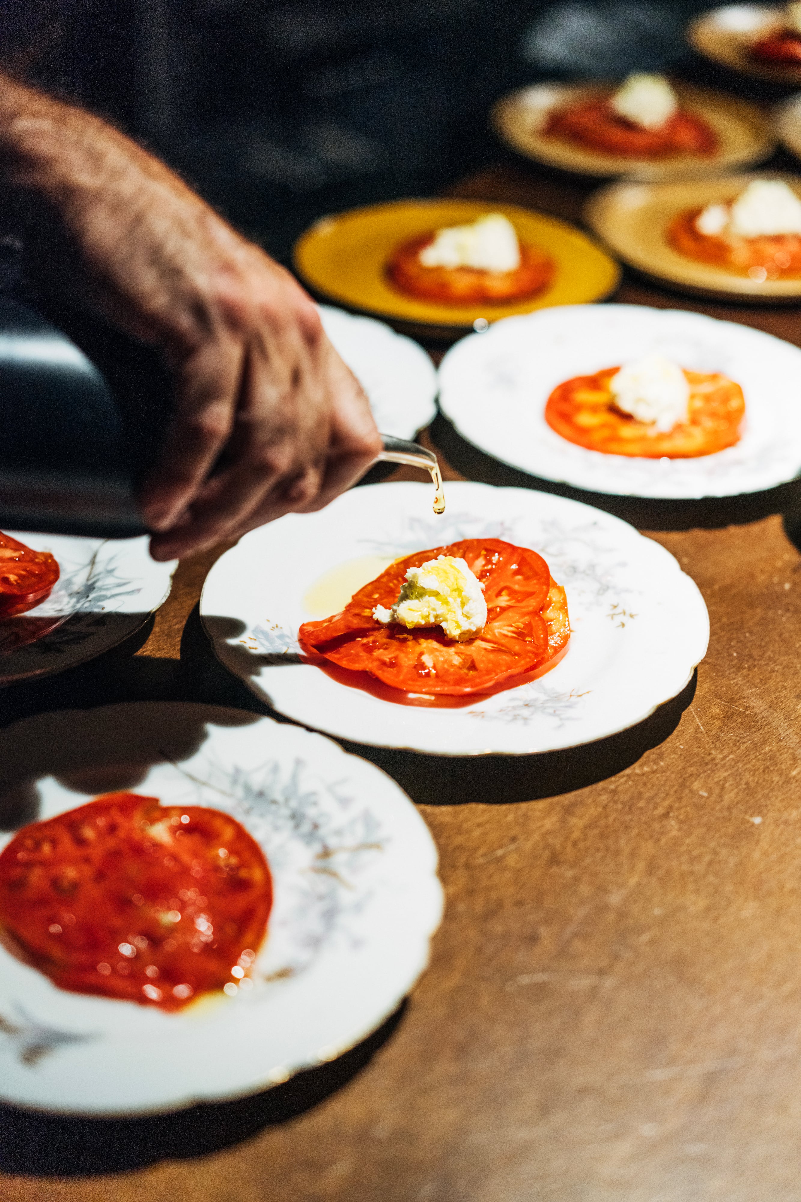 Luke Dolphin, único empleado del restaurante, prepara queso casero con tomates recogidos solo unas horas antes.