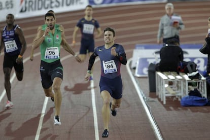 Husillos, a la derecha, durante la final de los 400m, junto a Samuel García.
