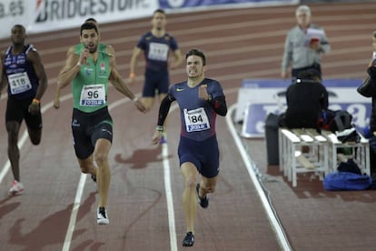 Husillos, a la derecha, durante la final de los 400m, junto a Samuel Garc&iacute;a.