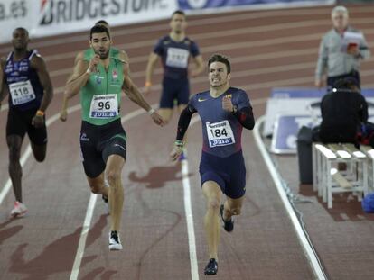 Husillos, a la derecha, durante la final de los 400m, junto a Samuel Garc&iacute;a.
