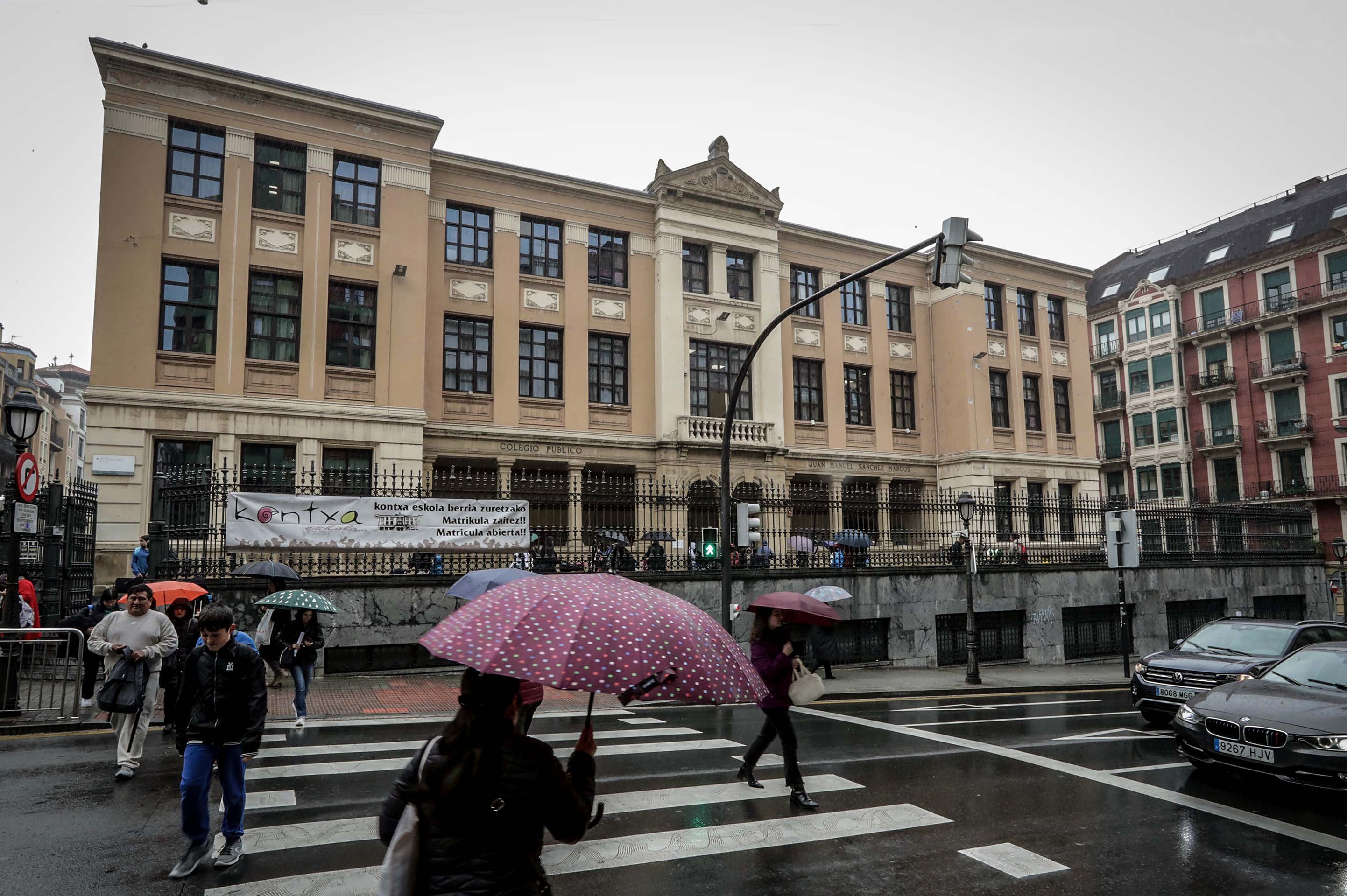 Inmediaciones del colegio público Kontxa de Bilbao, uno de los ocho centros escolares analizados en los que las mediciones superaron los 40 µg/m3, el límite legal actualmente vigente.
