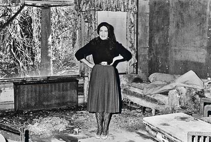 Little edie posa en el interior ruinoso de Grey Gardens en 1972.