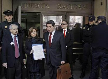 Soraya Sáenz de Santamaría y Federico Trillo, con el escrito presentado en la Audiencia.