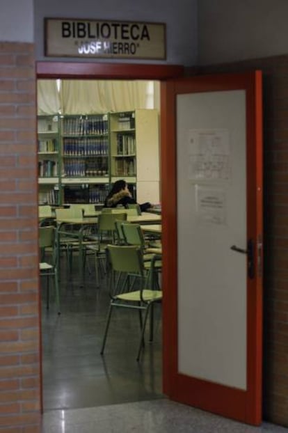 Pocos estudiantes en la biblioteca del IES Juan de La Cierva de Madrid en la primera jornada de huelga. 