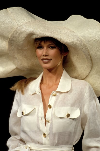 En la colección primavera-verano 1994 de Jean-Louis Scherrer, Claudia Schiffer se subió a la pasarela con este señor sombrero. Probablemente no sea nada práctico fuera de aquel contexto, pero qué bien le quedaba.