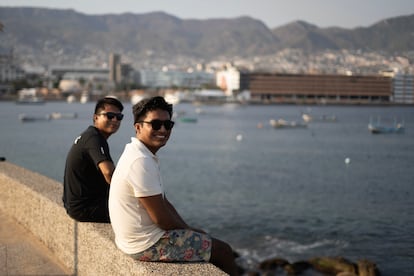 Marlon Valdez y Jonathan Chino de 24 años, frente a la bahía de Acapulco, donde sobrevivieron al huracán.