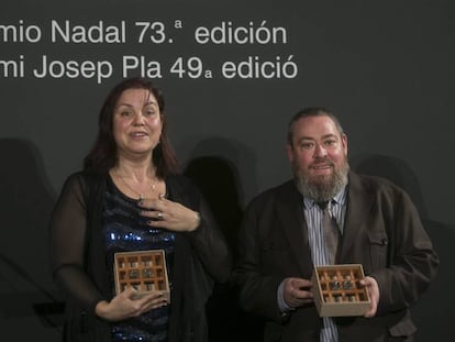 Care Santos i Xavier Theros reben el premi Nada i el Pla, respectivament.