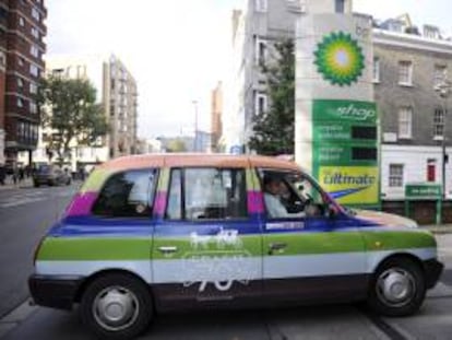 Un taxi londinense entrando en una gasolinera BP en Londres (Reino Unido). EFE/Archivo