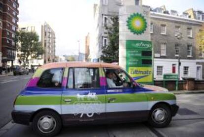 Un taxi londinense entrando en una gasolinera BP en Londres (Reino Unido). EFE/Archivo