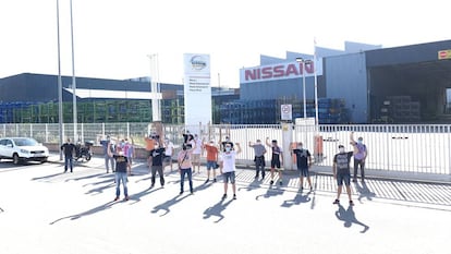 Empleados de Nissan protestan en la entrada de la fábrica de Montcada i Reixac (Barcelona). 