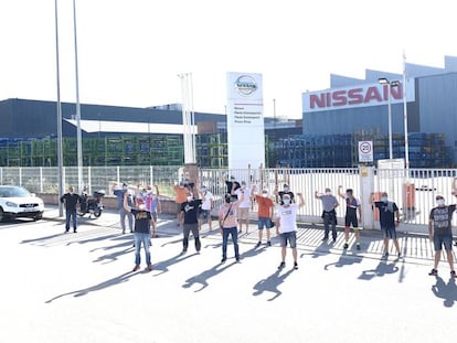 Empleados de Nissan protestan en la entrada de la fábrica de Montcada i Reixac (Barcelona). 