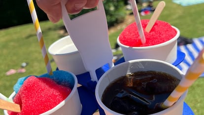 Artículo de EL PAÍS Escaparate que describen las ventajas de usar portavasos para consumir la bebida favorita en verano