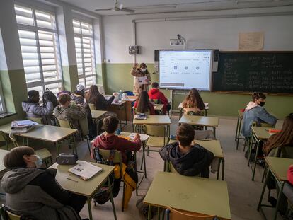 Alumnos del instituto Beatriz de Suabia en Sevilla, el primer día de clase tras las Navidades.