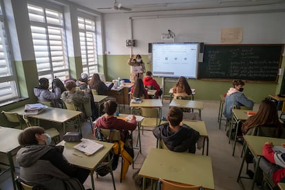 Alumnos del instituto Beatriz de Suabia en Sevilla, el primer día de clase tras las Navidades.