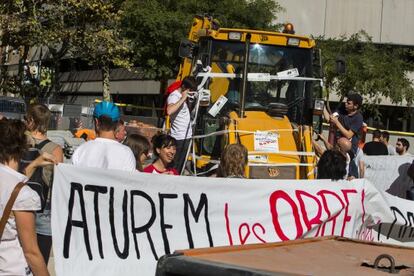 Els ve&iuml;ns del Paral&middot;lel protesten i aturen les obres.