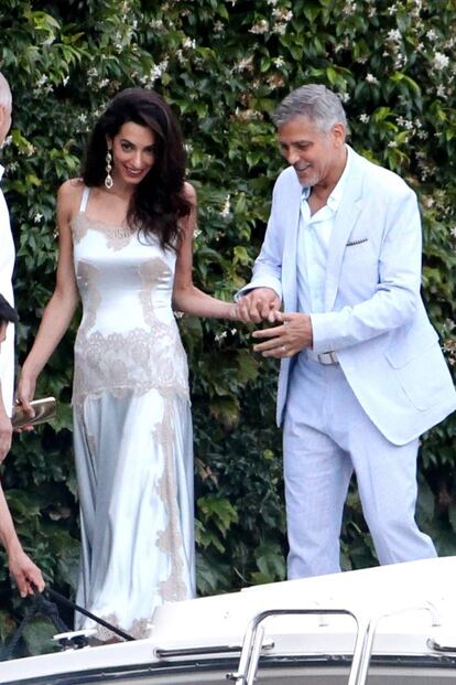 La atención de George Clooney por su mujer no ha descendido ni una pizca. En la imagen, el actor le ayuda a entrar a una embarcación de su casa en el Lago di Como (Italia) para acudir a una cena familiar. 