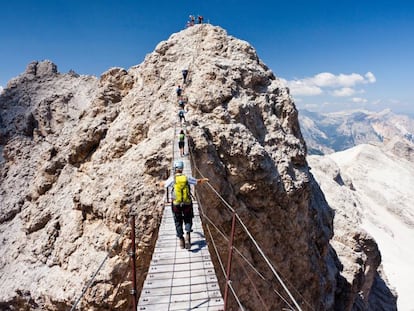 Puente colgante en la vía ferrata Ivano Dibona al monte Cristallo, en los Dolomitas (Italia).