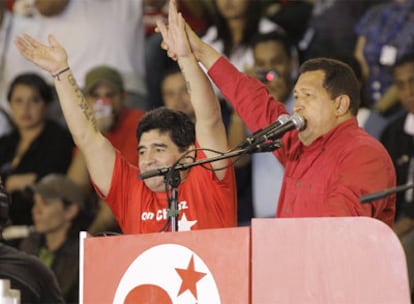 El presidente de Venezuela Hugo Chávez y el seleccionador de Argentina Diego Armando Maradona, en un acto en Caracas.