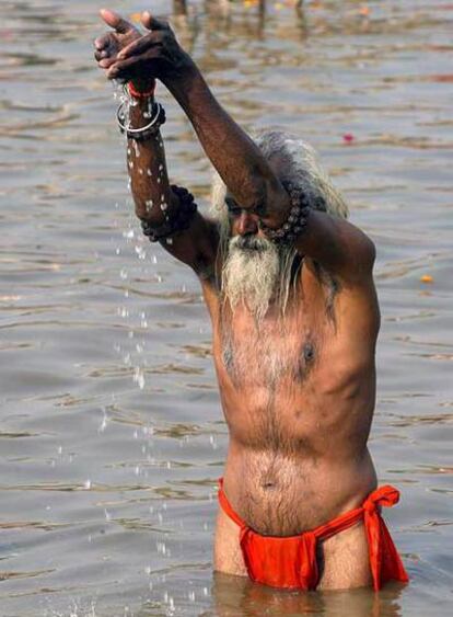 Un devoto hindú toma un baño sagrado en el Ganges.
