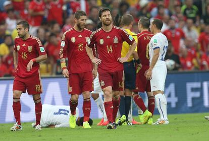 Xabi Alonso ve la unica tarjeta amarilla del equipo español en el partido