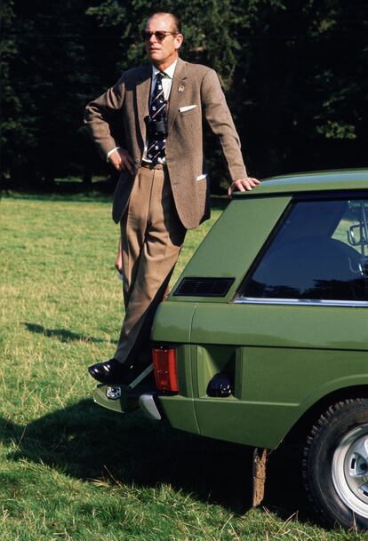 El duque de Edimburgo junto a su Range Rover en el Royal Windsor Horse Show en 1974.