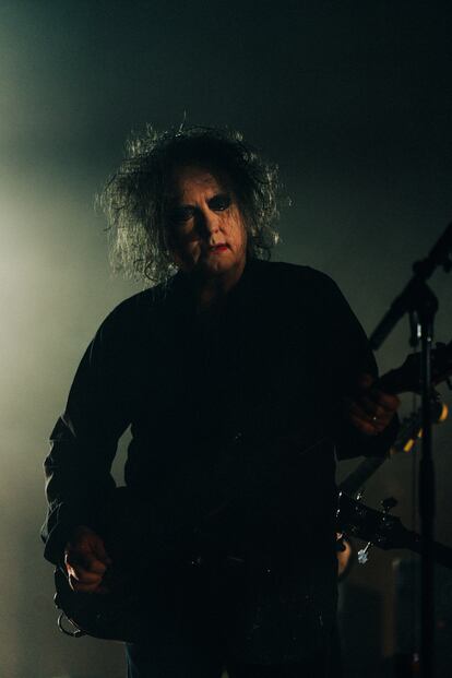 Robert Smith, líder de The Cure, en el concierto en la sala londinense Troxy, el 1 de noviembre de 2024.