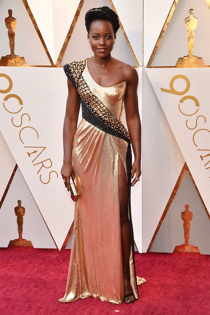 Lupita Nyong'o, que ha estrenado recientemente Black Panther, brilló con un diseño bicolor de Atelier Versace con el dorado como protagonista.