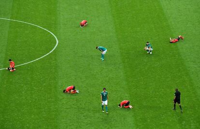 Los jugadores surcoreanos celebran la victoria y los alemanes lamentan su derrota.                        