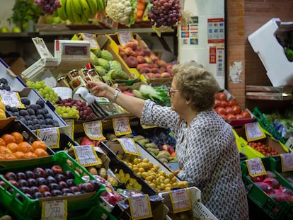 Una mujer compraba el martes en un mercado de Sevilla.