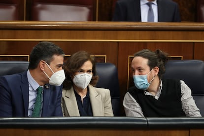 El presidente del gobierno Pedro Sánchez con la vicepresidenta Carmen Calvo y el vicepresidente Pablo Iglesias durante la sesión plenaria en el congreso de los diputados en Madrid. 