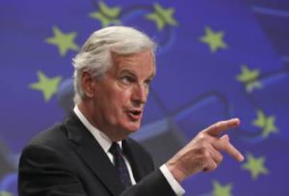 El comisario europeo de Mercado Interior, Michael Barnier (c), da una rueda de prensa, acompa?ado por el vicepresidente de la CE y responsable de Competencia, Joaqun Almunia (no aparece), para presentar un paquete de medidas sobre los servicios de pago en la sede de la Comisin Europea en Bruselas (Blgica).