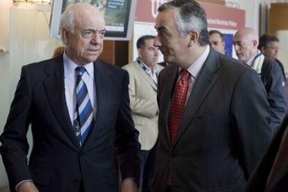 González (izquierda) y Ocaña, ayer durante el curso de APIE en Santander.