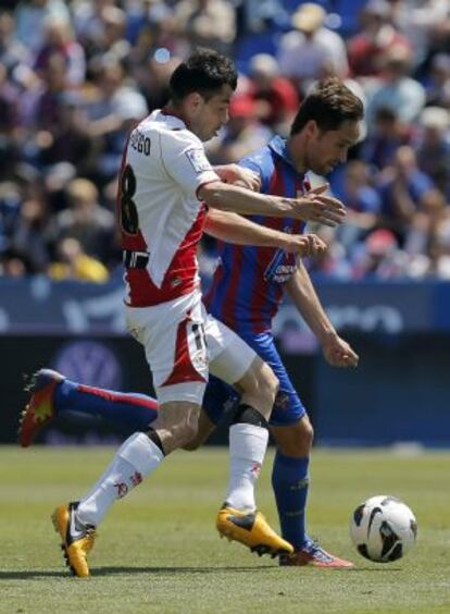 Michel controla el balón ante Javi Fuego