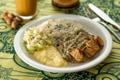 Prato do Congolinaria, com arroz no leite de coco e tofu temperado.