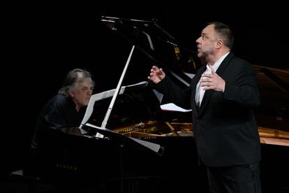 El pianista Markus Hinterhäuser y el barítono Matthias Goerne, durante su recital en el Teatro de la Zarzuela el 7 de febrero.