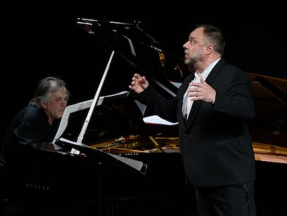 El pianista Markus Hinterhäuser y el barítono Matthias Goerne, durante su recital en el Teatro de la Zarzuela el 7 de febrero.