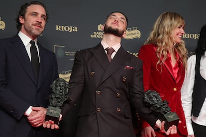 El músico y director C. Tangana (en el centro) posa con sus dos galardones en la gala de los Goya de 2025.