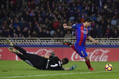 Luis Suárez (derecha) del FC Barcelona se adelanta al portero de la Real Sociedad Gerónimo Rulli de la Real Sociedad.