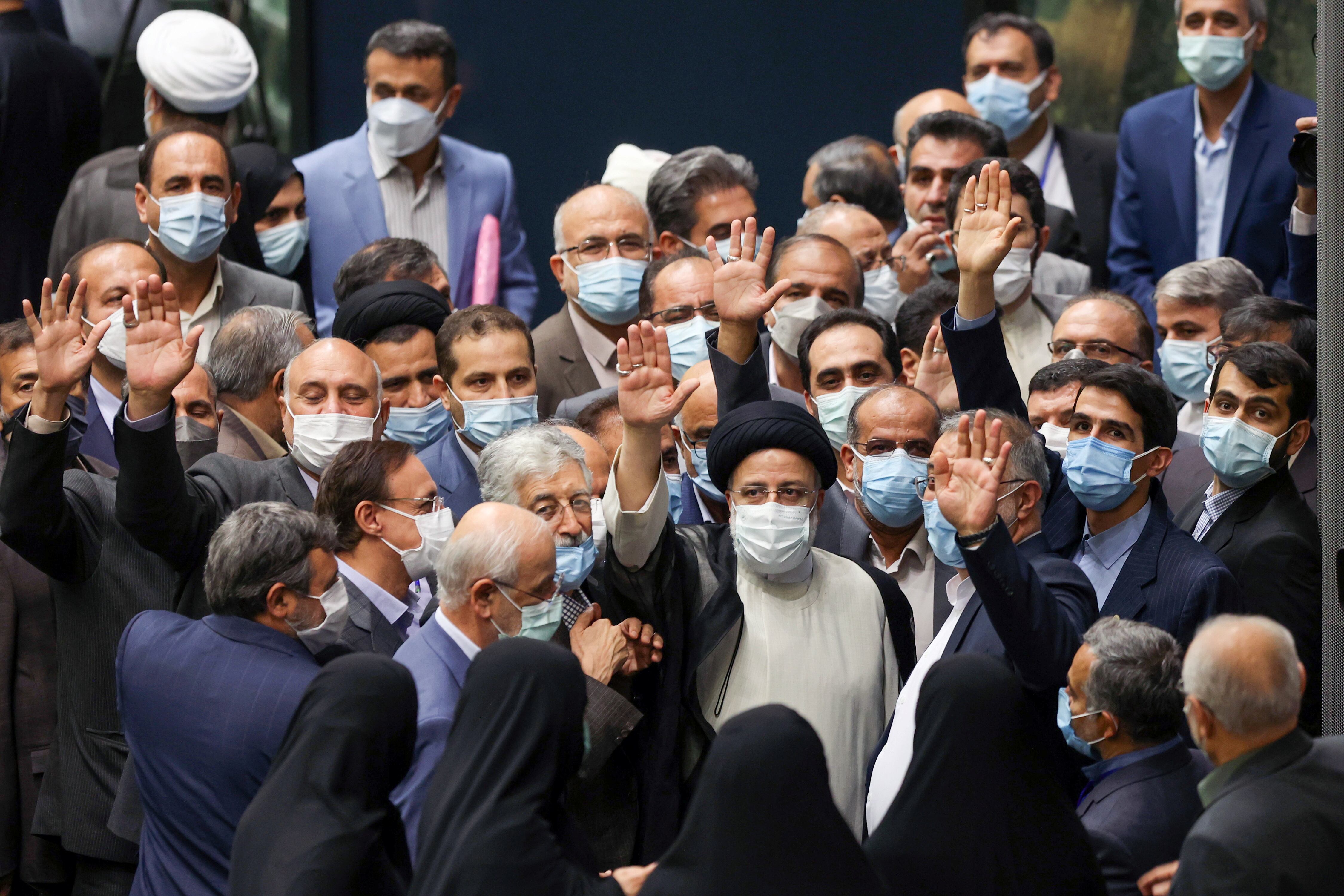 El presidente de Irán, Ebrahim Raisí, saluda en su toma de posesión en el Parlamento, en Teherán, el 5 de agosto de 2021.