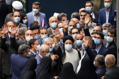 El presidente de Irán, Ebrahim Raisí, saluda en su toma de posesión en el Parlamento, en Teherán, el 5 de agosto de 2021.
