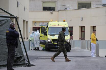 Una ambulancia llega al hospital del Gregorio Marañón de Madrid donde este lunes se ha instalado un hospital de campaña.