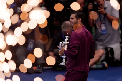 Alcaraz posa con el trofeo tras vencer a Sinner en la Arthur Ashe de Nueva York.