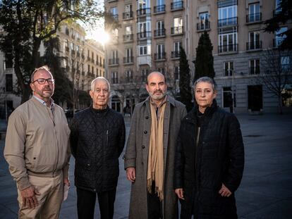 Desde la izquierda, Fernando García, Antonio Carpallo, Ernesto Pérez Zúñiga y Leonor García, víctimas de abusos en la Iglesia, frente al Congreso de los Diputados el pasado 29 de enero.