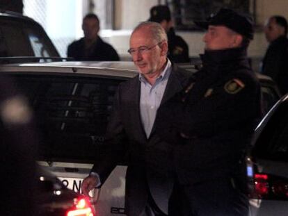 Rato, la madrugada del viernes, sale de su despacho en Madrid tras el registro.