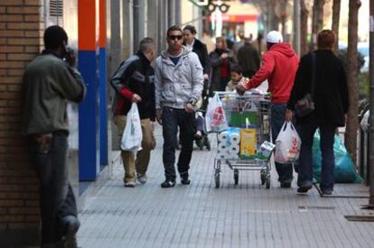 Un grupo de extranjeros por las calles de Salt (Girona).