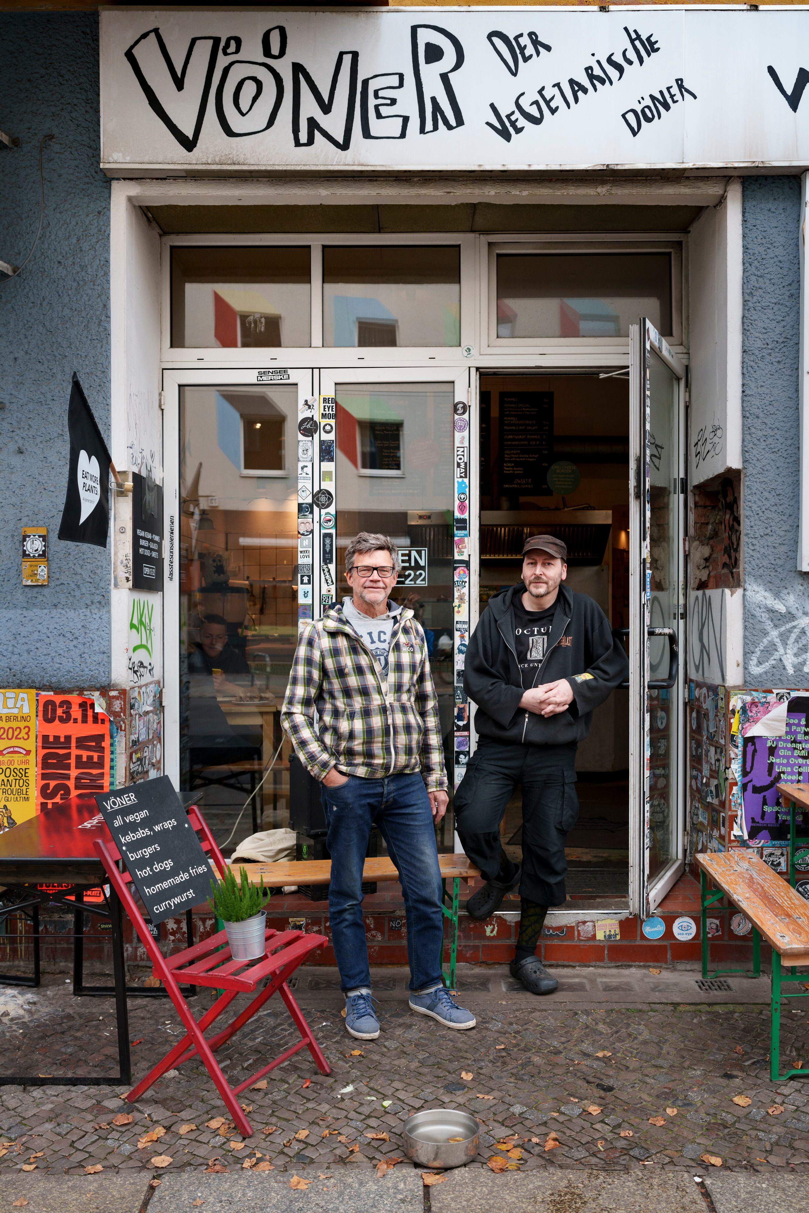 En la entrada de Vöner, el local del que saca el nombre este invento, Holger Frerichs (izquierda), antiguo dueño, y Sascha Beyer, el actual propietario.