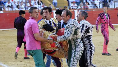 Víctor Barrio és traslladat a la infermeria.
