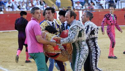 V&iacute;ctor Barrio &eacute;s traslladat a la infermeria.